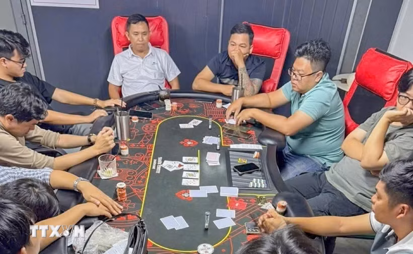 Hiện trường sòng bạc Poker tại tiệm bida khi bị lực lượng chức năng bắt quả tang. (Ảnh: TTXVN phát)