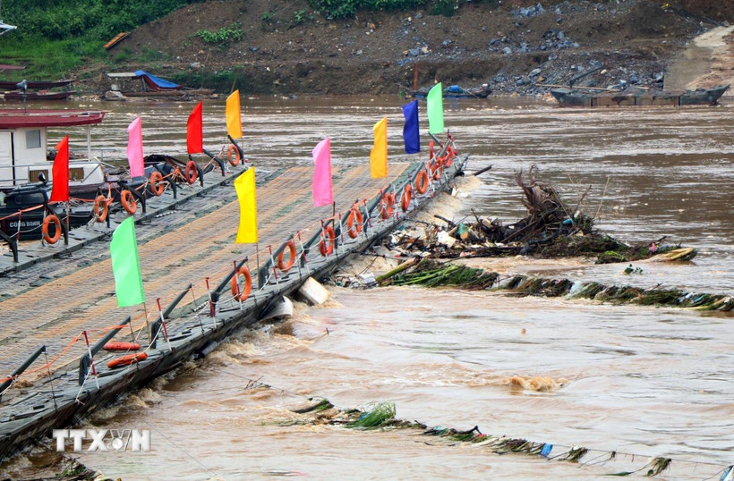 Đóng cầu phao Phong Châu nhằm đảm bảo an toàn. (Ảnh: Tạ Toàn/TTXVN)