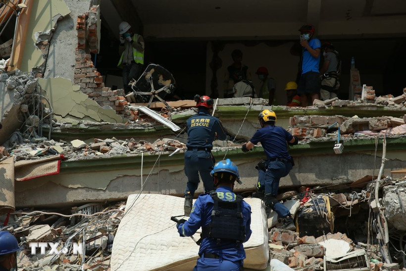 Lực lượng cứu hộ tìm kiếm người mất tích sau trận động đất tại Mandalay, Myanmar, ngày 30/3/2025. (Ảnh: THX/TTXVN)