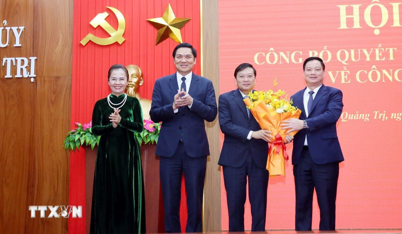 Ban Thường vụ Tỉnh ủy Nghệ An chúc mừng đồng chí Lê Hồng Vinh. (Ảnh: Tá Chuyên/TTXVN)