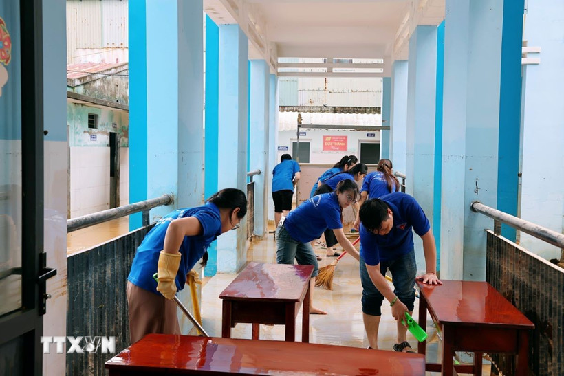 Đà Nẵng tập trung dọn dẹp trường học sau đợt lũ cuối tháng 10. (Ảnh: Anh Dũng/TTXVN)