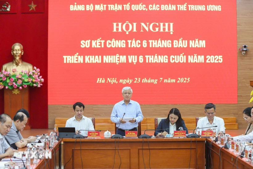 Ông Đỗ Văn Chiến, Ủy viên Bộ Chính trị, Bí thư Trung ương Đảng, Bí thư Đảng ủy Mặt trận Tổ quốc, các đoàn thể Trung ương, Chủ tịch Ủy ban Trung ương Mặt trận Tổ quốc Việt Nam chủ trì Hội nghị. (Ảnh: TTXVN phát)