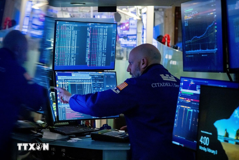 Giao dịch viên tại Sàn chứng khoán New York, Mỹ. (Ảnh: THX/TTXVN)