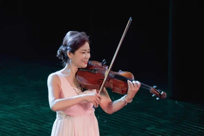 Nghệ sỹ viola quốc tế Nguyệt Thu đang triển khai dự án đưa âm nhạc vào trong các bệnh viện. (Ảnh: NVCC)