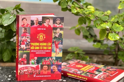 “Phượng hoàng lửa-Hồi sinh từ tro tàn" là cuốn sách viết về lịch sử Câu lạc bộ bóng đá Manchester United, một trong những đội bóng giàu truyền thống và có sức ảnh hưởng lớn nhất thế giới. (Ảnh: PV/Vietnam+)