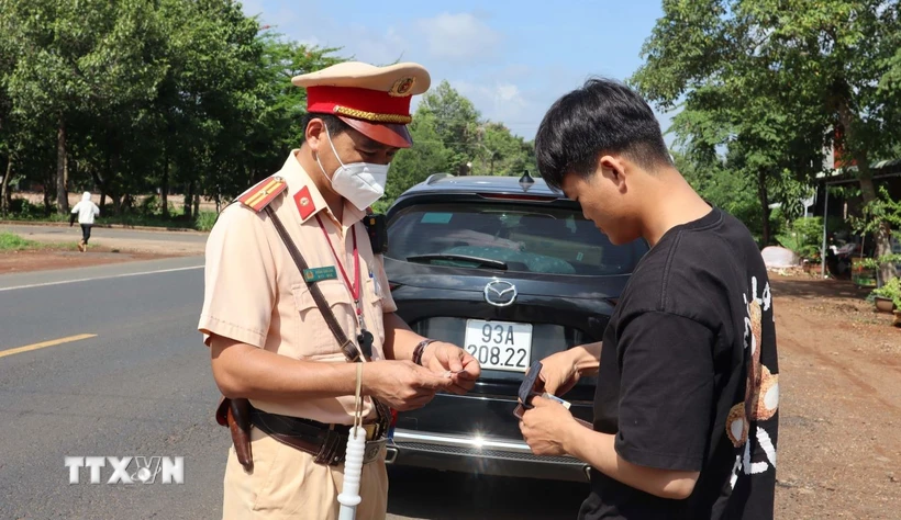 Trạm cảnh sát giao thông Đồng Phú, Phòng cảnh sát Giao thông, công an tỉnh Bình Phước thực hiện nhiệm vụ xử lý vi phạm giao thông trên quốc lộ 14. (Ảnh: Đậu Tất Thành/TTXVN)