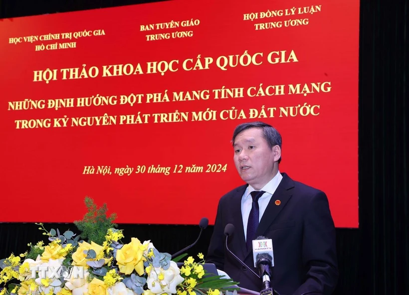 Giáo sư, Tiến sỹ Lê Văn Lợi, Phó Giám đốc Học viện Chính trị quốc gia Hồ Chí Minh phát biểu khai mạc và đề dẫn Hội thảo. (Ảnh: Văn Điệp/TTXVN)