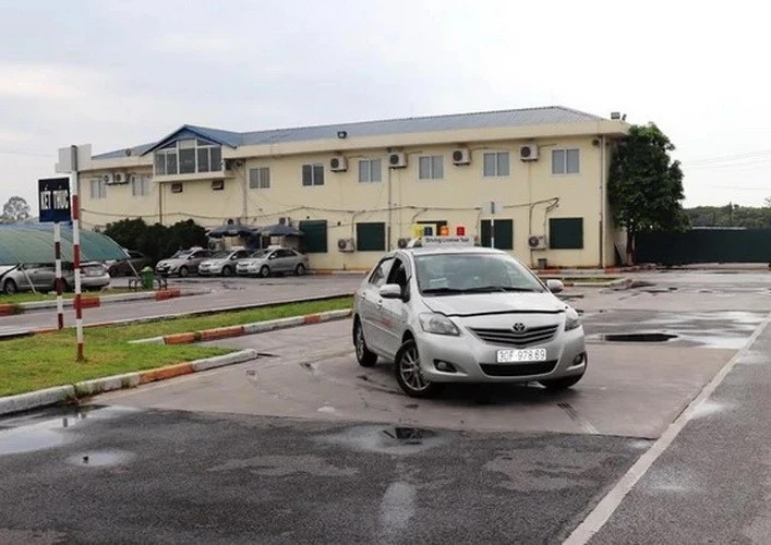 Học viên học lái xe trong sa hình tại một cơ sở đào tạo lái xe của Hà Nội. (Ảnh: Việt Hùng/Vietnam+)