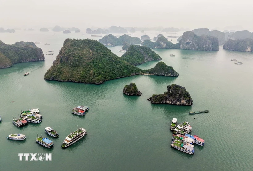 Cảnh quan thiên nhiên tuyệt đẹp của Vịnh Hạ Long thu hút nhiều du khách tới tham quan, khám phá. (Ảnh: Hoàng Hiếu/TTXVN)