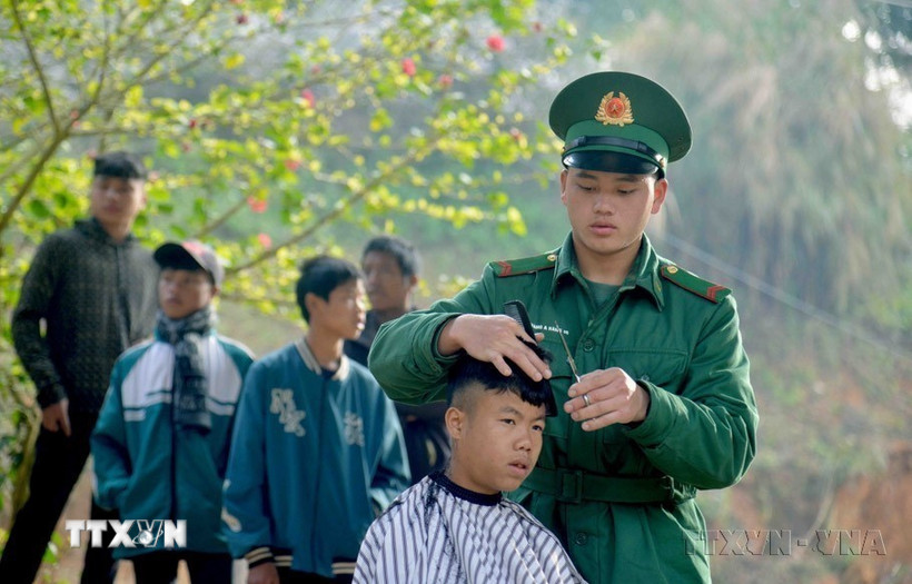Bộ đội Biên phòng tỉnh Sơn La cắt tóc cho các cháu nhỏ trong Chương trình “Xuân Biên phòng ấm lòng dân bản” năm 2023. (Ảnh: Quang Quyết/TTXVN)