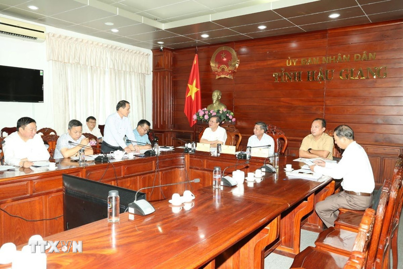 Ban Cán sự Đảng, Ủy ban Nhân dân tỉnh Hậu Giang họp thông qua dự thảo Đề án sắp xếp, tinh gọn tổ chức bộ máy các đơn vị. (Ảnh: Duy Khương/TTXVN)