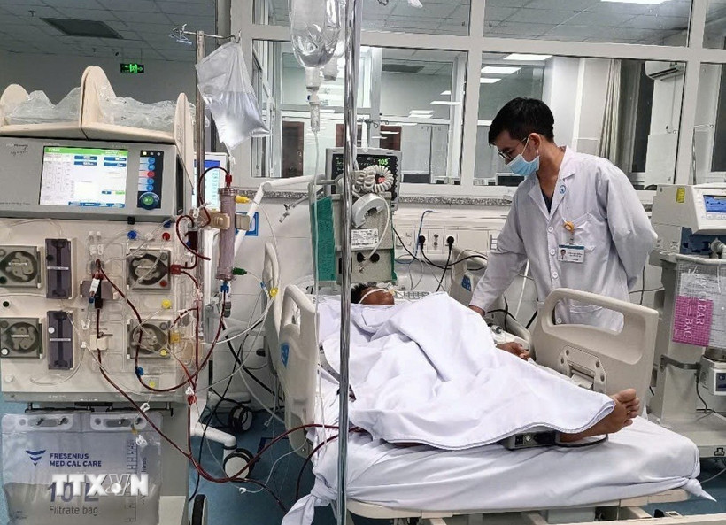 Các bác sỹ theo dõi tình trạng các bệnh nhân nghi ngộ độc rượu (Methanol) tại Khoa Hồi sức tích cực và chống độc Bệnh viện Vũng Tàu. (Ảnh: TTXVN phát)