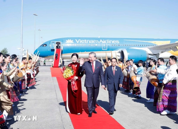 https://media.vietnamplus.vn/images/e14e2cee57706d3e32c8f1e32f026a280f42497c21b7fcec010e0f7ae1d4f210fd94a77737dd8b7ea0e43bc73f28b892f669597e173b97216a5b1a85c92b43f74bd22ca42d2d5962e6944d105df9fe00/ttxvn-tong-bi-thu-50-nam-quoc-khanh-nuoc-lao-4.jpg.webp