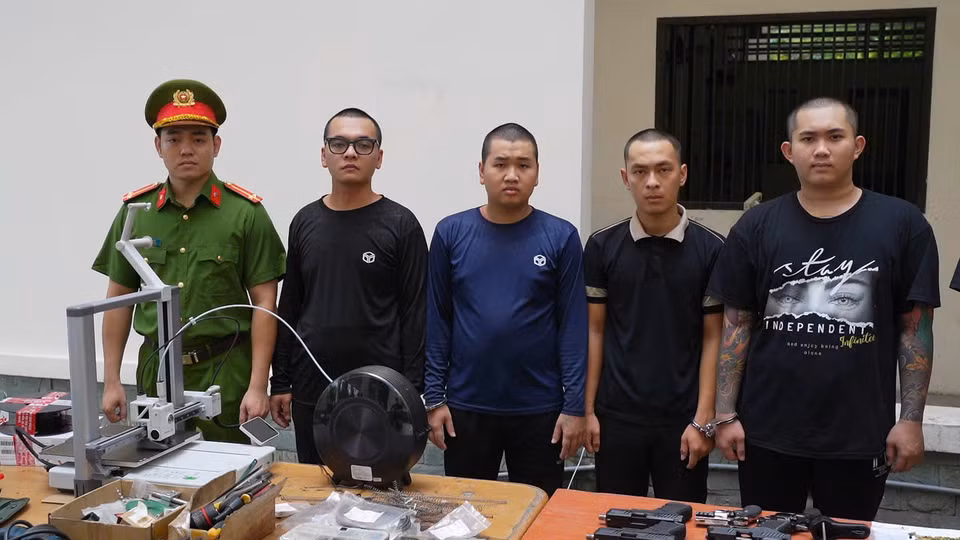 Công an đã tiến hành khám xét nhiều địa điểm tại Thành phố Hồ Chí Minh, Tây Ninh, Đồng Tháp và Vĩnh Long. Mỗi địa điểm là một mắt xích trong đường dây, từ nơi chế tạo đến nơi cất giấu và trung chuyển. (Ảnh: CA Thành phố Hồ Chí Minh cung cấp)