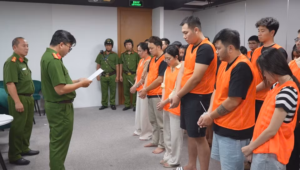 Đại diện Công an Thành phố Hồ Chí Minh đọc quyết định khởi tố bị can đối với các đối tượng trong vụ án. (Ảnh: PV/Vietnam+)