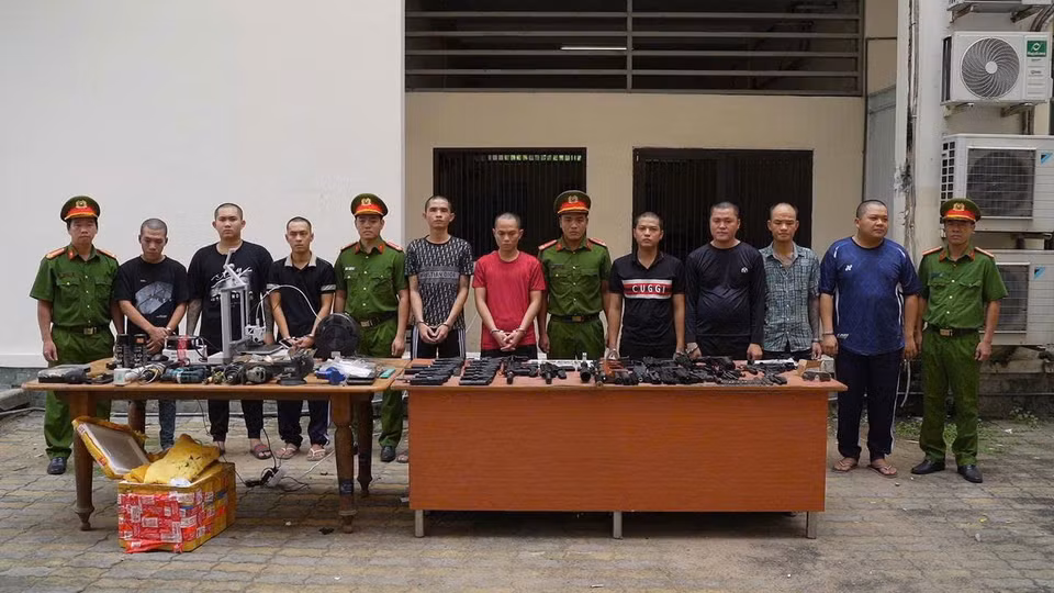 Cơ quan Cảnh sát điều tra Công an Thành phố Hồ Chí Minh đã khởi tố vụ án hình sự về tội "Chế tạo, mua bán, tàng trữ trái phép vũ khí quân dụng", đồng thời khởi tố bị can và ra lệnh bắt tạm giam đối với 30 đối tượng. (Ảnh: CA Thành phố Hồ Chí Minh cung cấp)