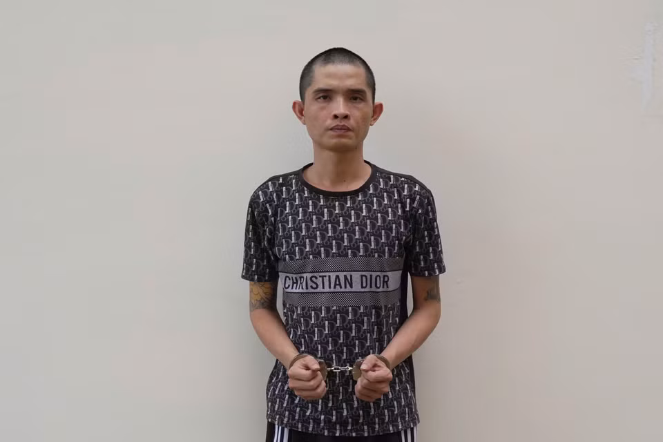 Đối tượng cầm đầu Nguyễn Ngọc Sơn (sinh năm 1993, ngụ phường Tân Sơn Nhì), trực tiếp lắp ráp, chế tạo nhiều khẩu súng có hình dạng và tính năng tương tự súng quân dụng, sau đó bắn thử, quay video đăng tải lên mạng xã hội để chào bán. (Ảnh: CA Thành phố Hồ Chí Minh cung cấp)