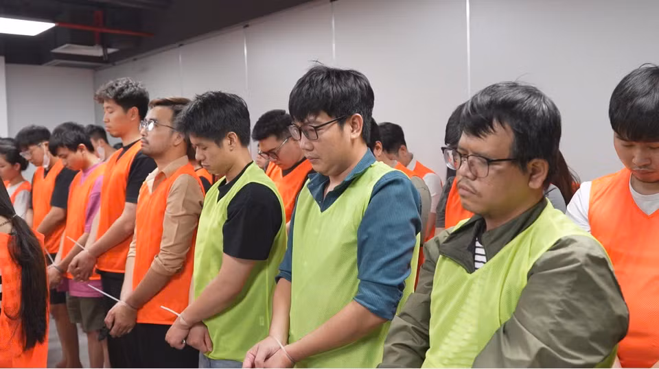 Các đối tượng bị khởi tố bao gồm Ban Giám đốc, cổ đông, quản lý nhân sự, quản lý bộ phận telesale, nhân viên kinh doanh được tổ chức theo mô hình phân cấp chặt chẽ. Trong đó có các đối tượng giữ vai trò cổ đông góp vốn, trực tiếp quản lý nhóm kinh doanh và điều hành toàn bộ hoạt động tài chính. (Ảnh: PV/Vietnam+)