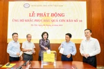 Ban lãnh đạo Ngân hàng Nhà nước ủng hộ đồng bào khắc phục thiệt hại do cơn bão số 10. (Ảnh: Vietnam+)