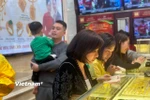 Giá vàng SJC tiếp tục giảm nhẹ, giao dịch quanh mức 154,4 triệu đồng. (Ảnh: Vietnam+)