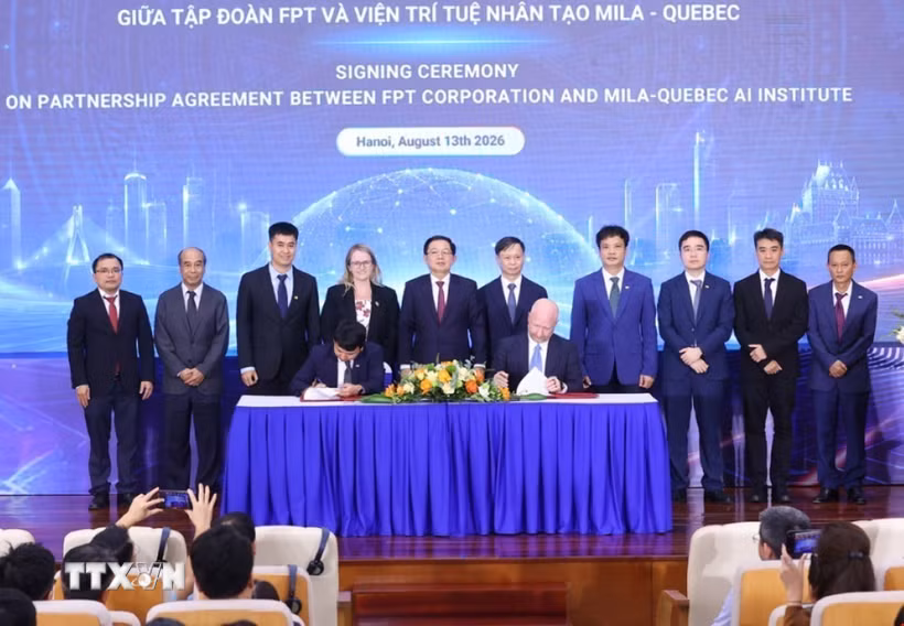 Phó Thủ tướng Hồ Quốc Dũng cùng các đại biểu chứng kiến Lễ ký kết Thỏa thuận hợp tác giữa Tập đoàn FPT và Viện Nghiên cứu Trí tuệ nhân tạo Mila của Canada. (Ảnh: Văn Điệp/TTXVN)
