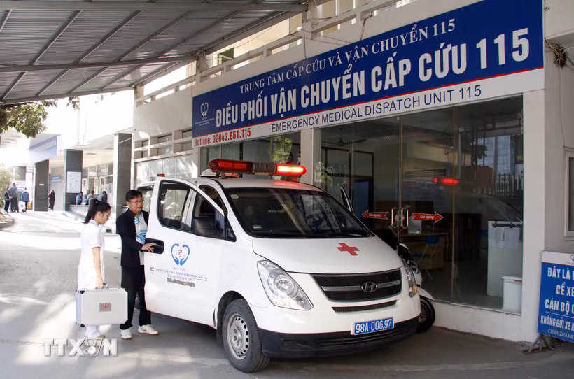 Xe cứu thương Trung tâm Cấp cứu và Vận chuyển 115, Bệnh viện Đa khoa Bắc Ninh số 1 sẵn sàng xuất phát sau khi tiếp nhận điều phối cấp cứu. (Ảnh: Đồng Thúy/TTXVN)