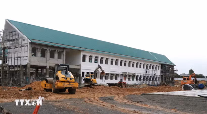 Trường Phổ thông Dân tộc nội trú liên cấp Tiểu học và Trung học cơ sở xã Buôn Đôn (tỉnh Đắk Lắk) đang trong giai đoạn hoàn thiện để kịp đưa vào sử dụng trong năm học 2026-2027. (Ảnh: Nguyên Dung/TTXVN)