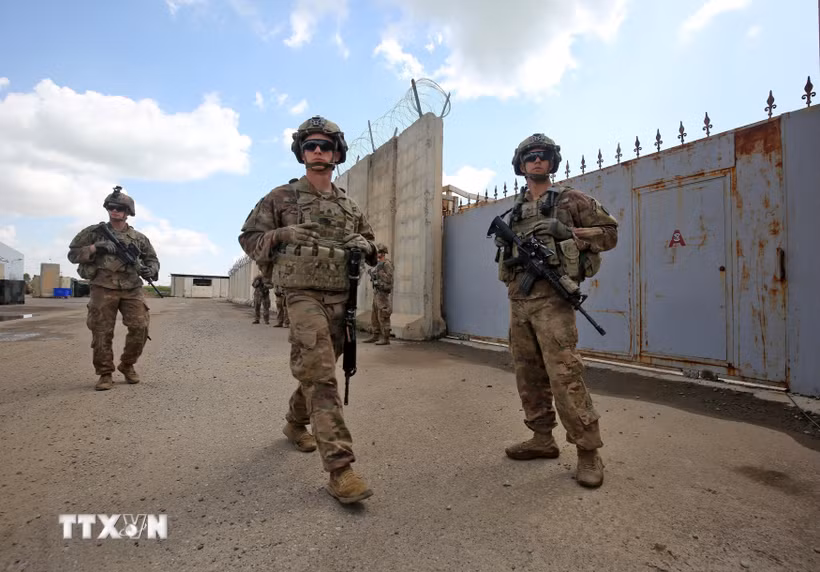 Binh sỹ Mỹ gác tại căn cứ không quân K1 ở tỉnh Kirkuk, miền Bắc Iraq. (Ảnh: France 24/TTXVN)