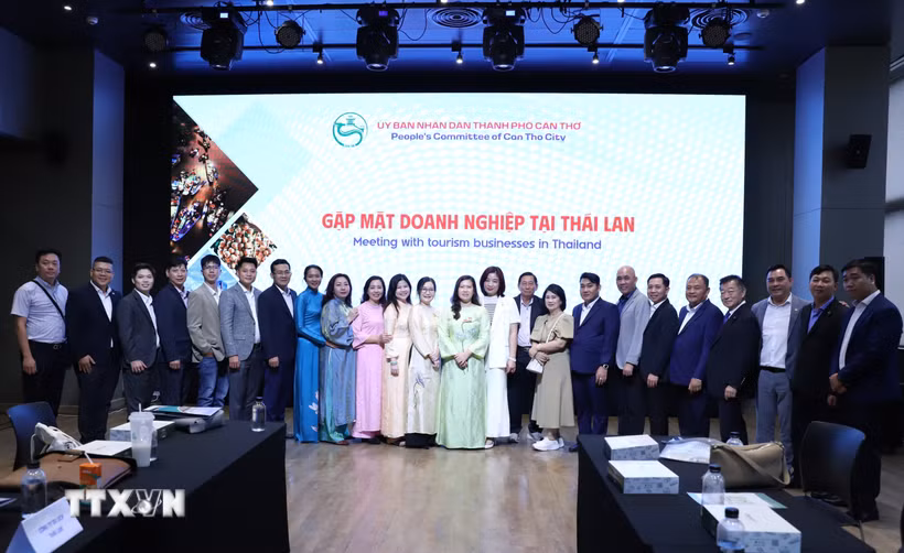 Đoàn công tác của Thành phố Cần Thơ cùng các doanh nghiệp chụp ảnh lưu niệm tại Hội nghị. (Ảnh: Đỗ Sinh/TTXVN)
