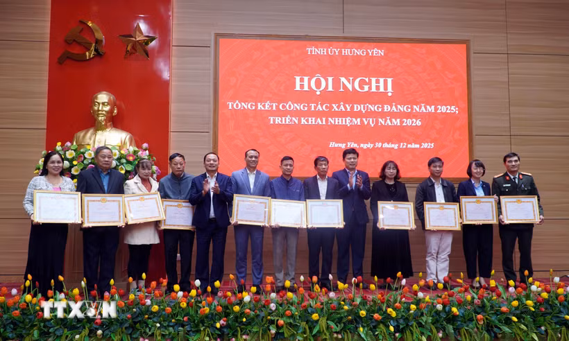 Các đảng bộ, chi bộ tiêu biểu có thành tích xuất sắc trong công tác xây dựng Đảng giai đoạn 2021-2025 được tặng Bằng khen của Tỉnh ủy Hưng Yên. (Ảnh: Nguyễn Công Hải/TTXVN)