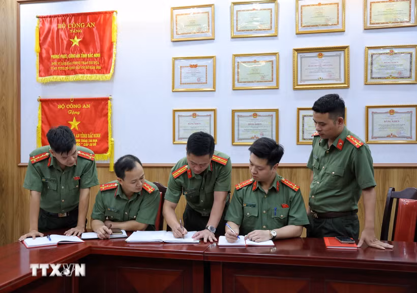 Cán bộ Phòng An ninh mạng và phòng chống tội phạm sử dụng công nghệ cao triển khai phương án triệt phá đường dây chế tạo, tàng trữ, mua bán trái phép vũ khí quân dụng hoạt động trên không gian mạng. (Ảnh: Danh Lam/TTXVN)