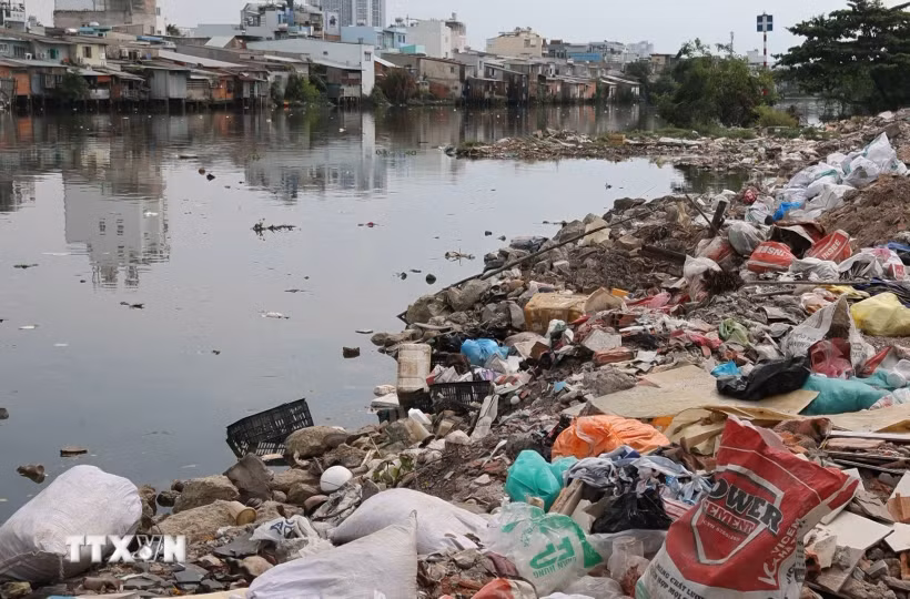Một đoạn kênh Đôi qua phường Chánh Hưng, Thành phố Hồ Chí Minh. (Ảnh: Hồng Đạt/TTXVN)