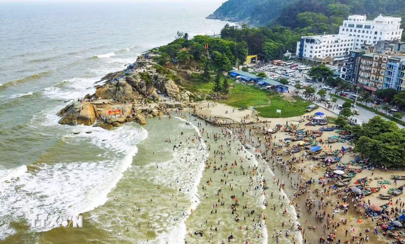 Vẻ đẹp của biển và núi thu hút du khách đến với Sầm Sơn, tỉnh Thanh Hóa. (Ảnh: Việt Hoàng/TTXVN)