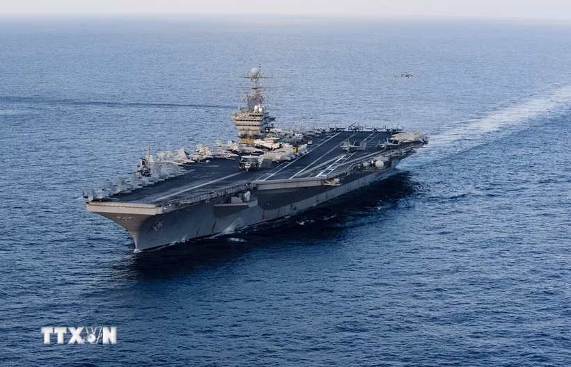 Tàu sân bay USS Abraham Lincoln lớp Nimitz của hải quân Mỹ di chuyển trên biển Arập. (Ảnh: Hải quân Mỹ/TTXVN)