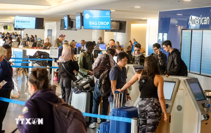 Hành khách tại sân bay quốc tế Los Angeles, Mỹ. (Ảnh: THX/TTXVN phát)