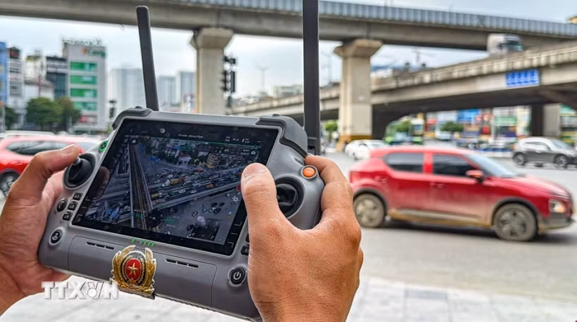 Cán bộ kỹ thuật điều khiển UAV giám sát tình hình giao thông tại khu vực đường Vành đai 3-Nguyễn Xiển-Nguyễn Trãi. (Ảnh: Trung Nguyên/TTXVN)