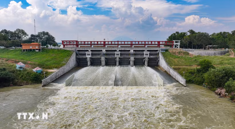 Hồ Dầu Tiếng là công trình thủy lợi đặc biệt quan trọng liên quan đến an ninh quốc gia, giữ vai trò quan trọng trong bảo đảm nguồn nước phục vụ sản xuất, dân sinh và điều tiết nguồn nước khu vực Đông Nam Bộ. (Ảnh: Minh Phú/TTXVN)