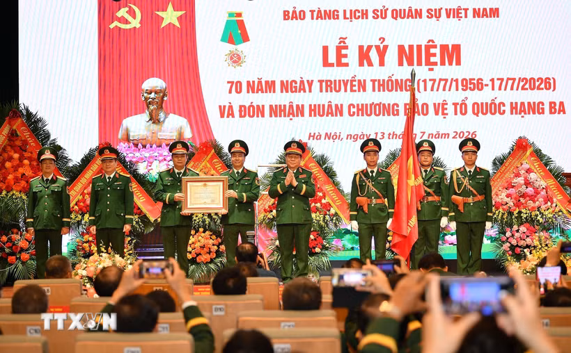 Đại tướng Nguyễn Trọng Nghĩa, Ủy viên Bộ Chính trị, Bí thư Trung ương Đảng, Chủ nhiệm Tổng cục Chính trị Quân đội nhân dân Việt Nam trao Huân chương Bảo vệ Tổ quốc hạng Ba tặng Bảo tàng Lịch sử Quân sự Việt Nam. (Ảnh: Trọng Đức/TTXVN)