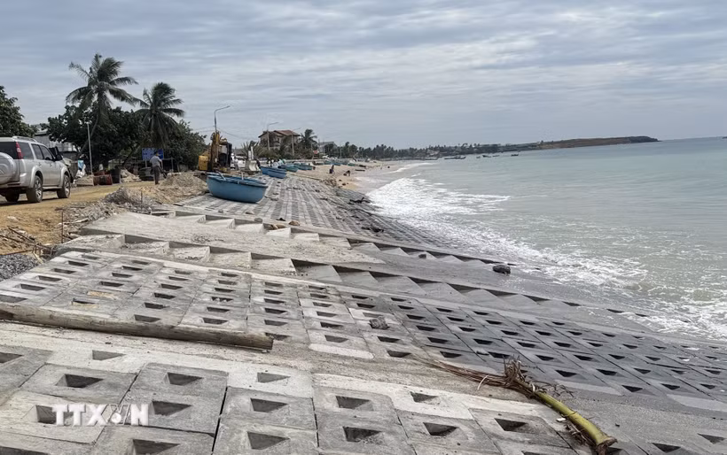 Xây dựng kè biển chống xâm thực tại xã Ô Loan, tỉnh Đắk Lắk. (Ảnh: Tường Quân/TTXVN)