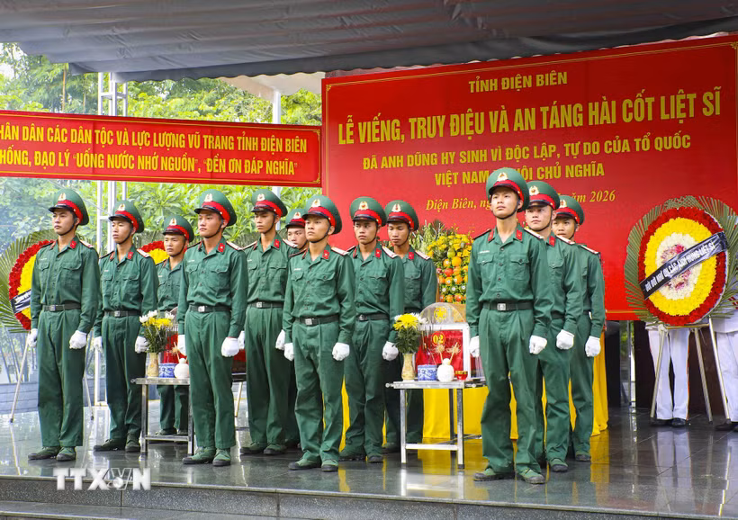 Lễ truy điệu và an táng 2 hài cốt liệt sỹ chưa xác định được danh tính tại Nghĩa trang Liệt sỹ Độc Lập, xã Thanh Nưa, tỉnh Điện Biên. (Ảnh: Xuân Tư/TTXVN)