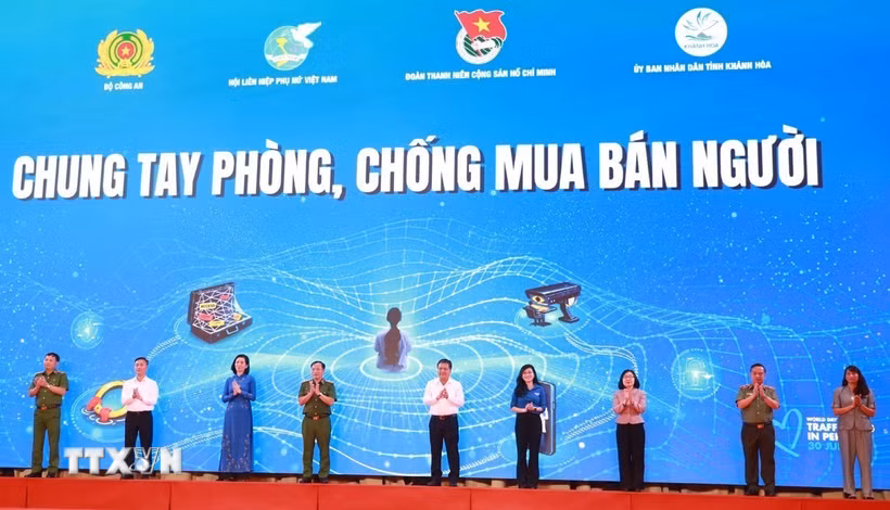 Các đại biểu thực hiện nghi thức thể hiện cam kết phòng, chống mua bán người. (Ảnh: Xuân Triệu/TTXVN