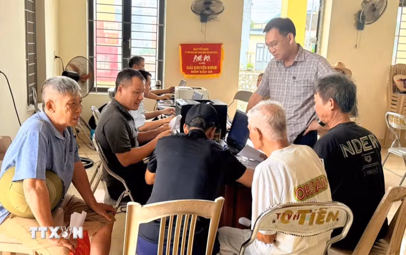 Ông Phạm Văn Định, Chủ tịch UBND xã Kiến Hưng, thành phố Hải Phòng (đứng) trực tiếp kiểm tra công việc liên quan đến giải phóng mặt bằng tại địa phương. (Ảnh: Minh Thu/TTXVN)