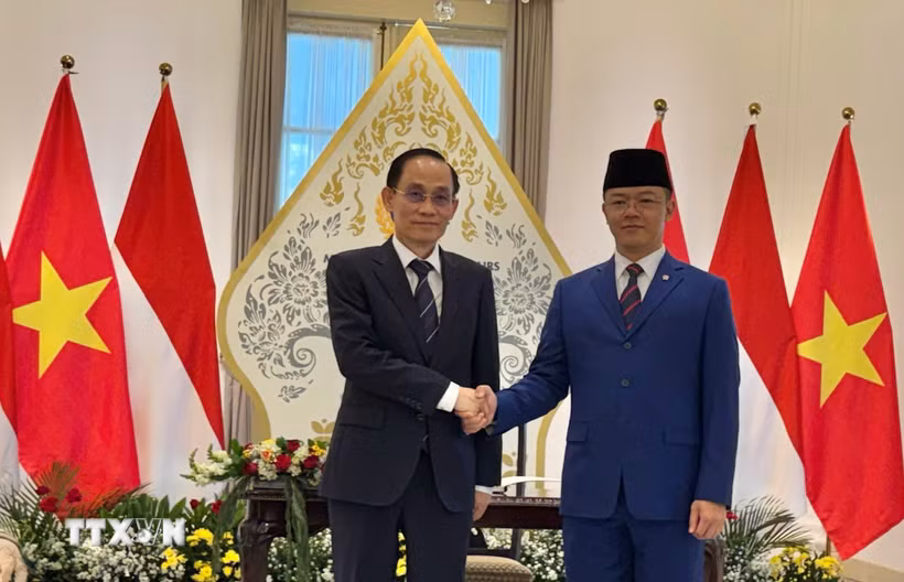 Ủy viên Bộ Chính trị, Bộ trưởng Ngoại giao Lê Hoài Trung (trái) và Bộ trưởng Ngoại giao Indonesia Sugiono tại toà nhà Pencasila, Bộ Ngoại giao Indonesia. (Ảnh: Đỗ Quyên/TTXVN)