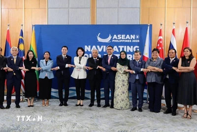 Thứ trưởng Bộ Ngoại giao Đặng Hoàng Giang (thứ 5 từ trái sang), Trưởng SOM ASEAN-Việt Nam với trưởng đoàn các nước tham dự Hội nghị. (Ảnh: Việt Dũng/TTXVN)