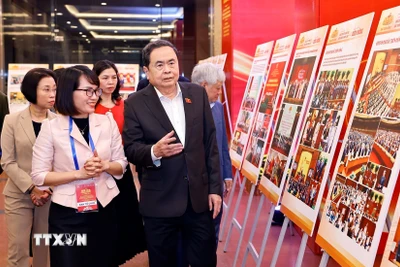 Chủ tịch Quốc hội Trần Thanh Mẫn kiểm tra khu trưng bày ảnh về hoạt động Quốc hội chuẩn bị cho Lễ trao giải. (Ảnh: Doãn Tấn/TTXVN)