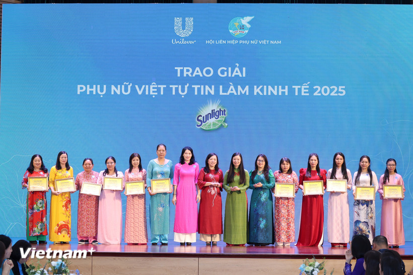 Trao 30 giải "Phụ nữ Việt tự tin làm kinh tế" với ý tưởng khởi nghiệp sáng tạo Các gương mặt tiêu biểu đoạt giải Phụ nữ Việt tự tin làm kinh tế. (Ảnh: PV/Vietnam+)
