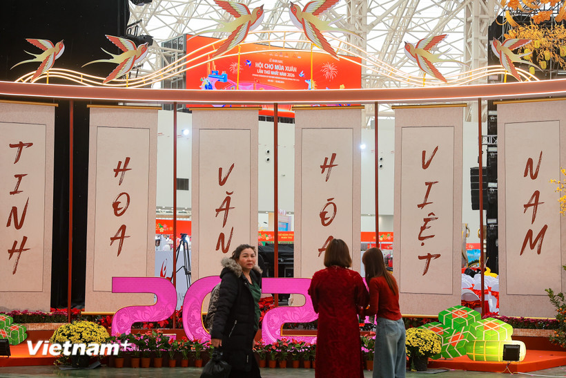 Hội chợ Mùa Xuân lần thứ nhất năm 2026 không chỉ đơn thuần là nơi mua sắm, mà đã chuyển mình thành một không gian văn hóa-giải trí sống động. (Ảnh: PV/Vietnam+)