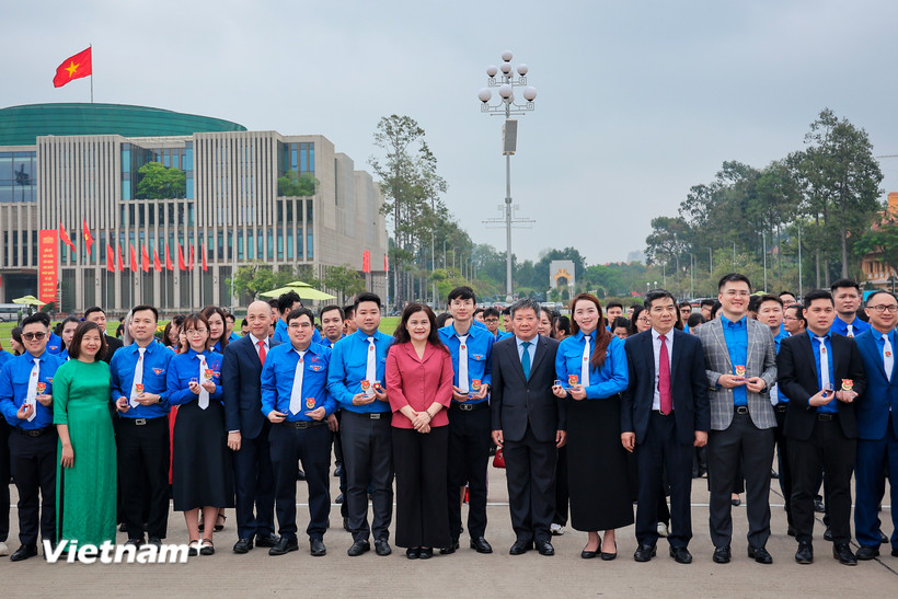 Đoàn thanh niên Chính phủ vào viếng Lăng Chủ tịch Hồ Chí Minh. (Nguồn: Vietnam+)