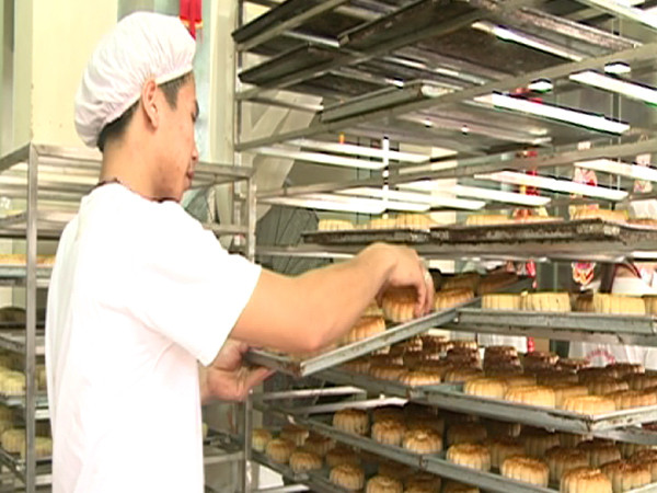 Kiểm tra đột xuất các lò sản xuất bánh Trung thu ở Hoài Đức ảnh 1