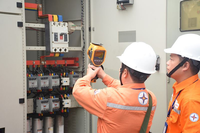 Nhân viên EVNHANOI kiểm tra hệ thống điện. (Ảnh: Đức Duy/Vietnam+) Huy động tối ưu nguồn thủy điện, đảm bảo kế hoạch cung cấp năng lượng ảnh 1